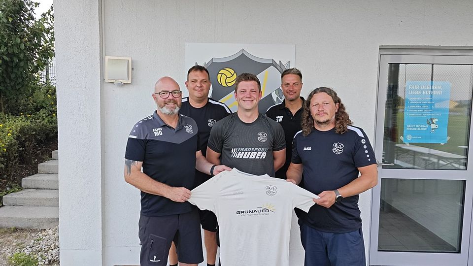 Das Bild zeigt vorne links: Vorstand Ossner, Christian Spengler, Abt.-Leiter Hertreiter Hinten links: Co-Trainer Kollmann und Cheftrainer Wimmer