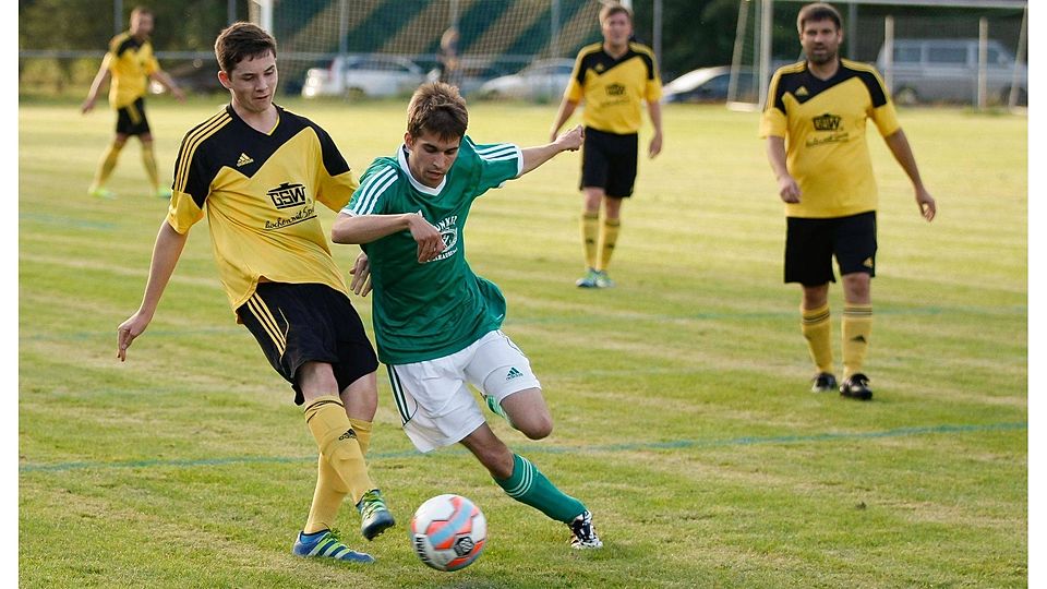 Im Kampf um den Ball: Die SG Spabrücken (gelbe Trikots) ging im Spiel gegen Wallhausen am Ende leer aus.	Foto: Dirk Waidner