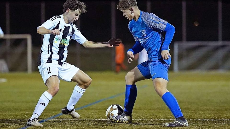 Erneuter Abstiegskampf: Der TV Fränkisch-Crumbach (rechts Marcel Walter, hier im Zweikampf mit dem Philipp Strat vom TSV Günterfürst) muss in der Fußball-Kreisoberliga einmal mehr um den Klassenerhalt bangen.	Foto: Herbert Krämer