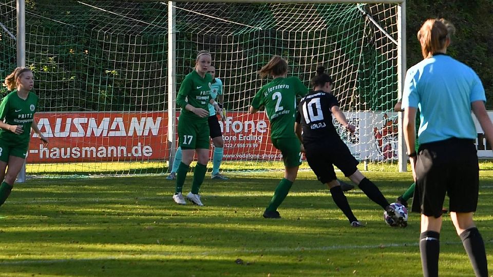 Die Entscheidung: Die eingewechselte Gästespielerin IIire Balaj (Nr. 10) trifft zum 2:1 für den SV Hegnach.