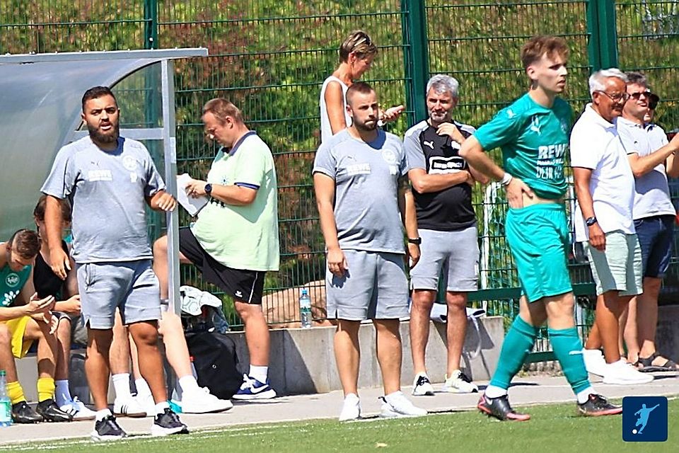 In dieser Saison können sich Trainer Güldener (mitte) und die Spvgg. Ingelheim (grün) auf den jungen Torjäger Lion Deisen verlassen.