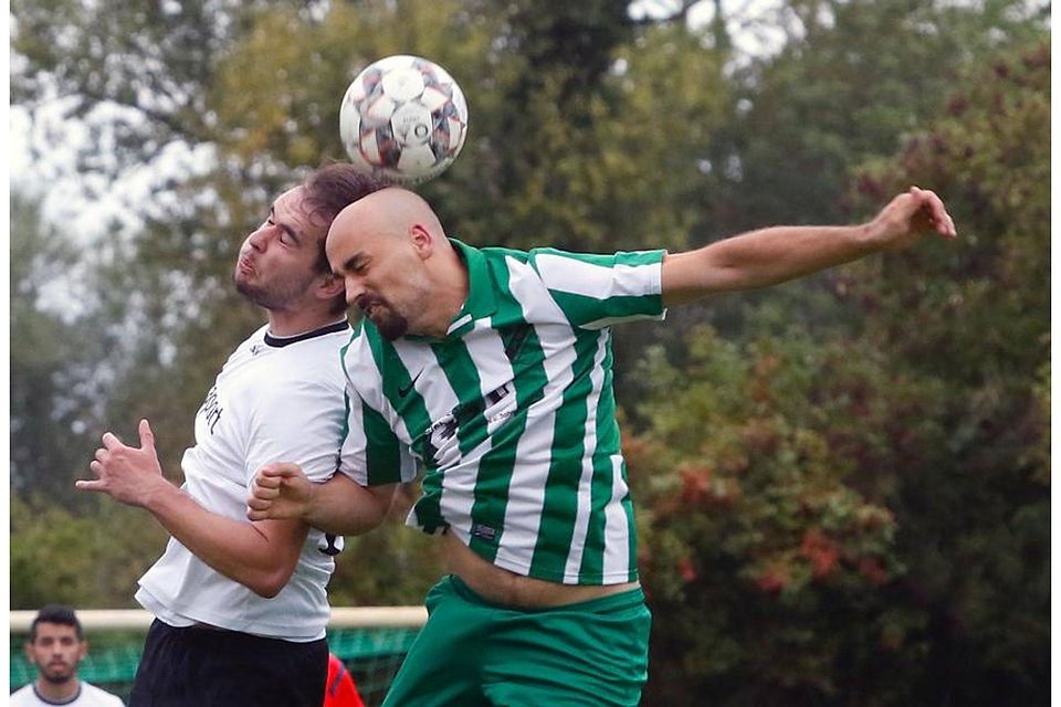 Kopf an Kopf kämpfen Michael Leon Crone (Eintracht Rüsselsheim, links) und Patrick Ferreira (SV Klein-Gerau) um den Ball. Das Pokalspiel ist aber eine klare Sache, die Klein-Gerauer siegen mit 4:0.	
