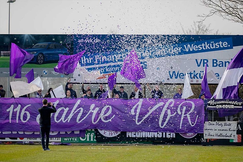 Mit Charme, guter Stimmung und viel Konfetti - so sind die Fans des VfR Neumünster auch beim Spiel in Heide dabei.