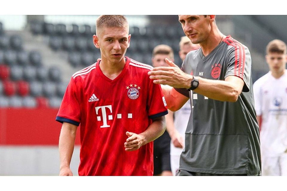 Der Finaleinzug ist für die FC Bayern U17 um Trainer Miroslav Klose nach der Halbfinal-Hinspielniederlage auf Eis gelegt. Christian Riedel 