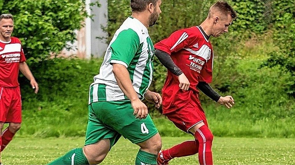 EMTV-Neuzugang Dario Sifferlien (re.) der gerade erst aus der ESV-Jugend gekommen ist, half bei den Altherren aus. Hier gegen VfR-Spieler Enrico Plath, der sich später noch verletzte. Foto: Vetter
