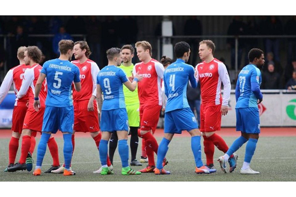 Der TuS Erndtebrück (blaue Trikots) und der 1. FC Kaan-Marienborn (rote Trikots) haben sich bereits für den Westfalenpokal qualifiziert. Foto: pos