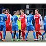 Der TuS Erndtebrück (blaue Trikots) und der 1. FC Kaan-Marienborn (rote Trikots) haben sich bereits für den Westfalenpokal qualifiziert. Foto: pos