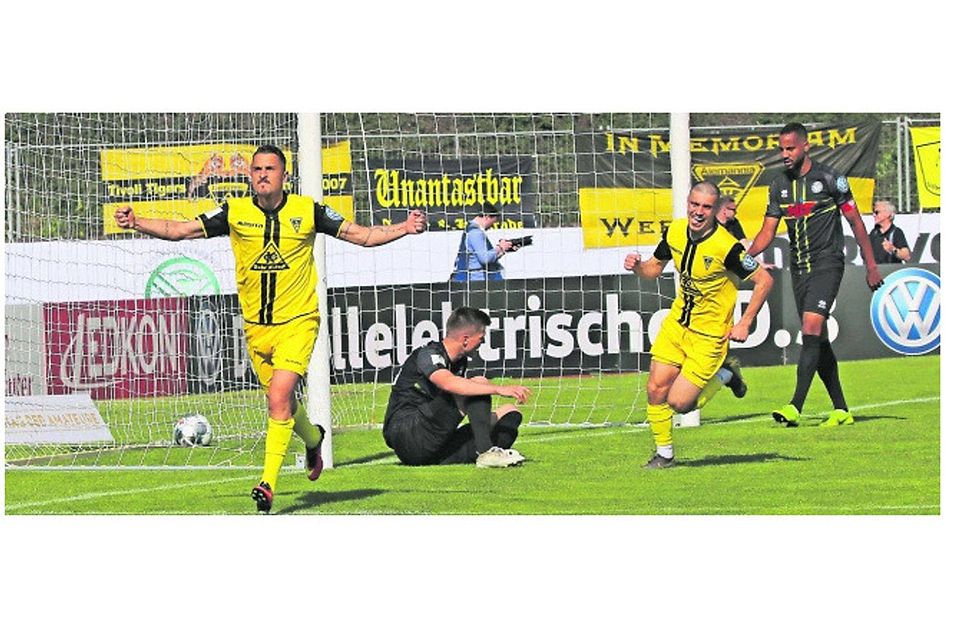 Das erlösende 2:1 im FVM-Pokalfinale gegen Fortuna Köln: Stipe Batarilo (l.) dreht nach seinemTreffer jubelnd ab, Blendi Idrizi (2.v.r.) sprintet hinterher. Foto: Gras