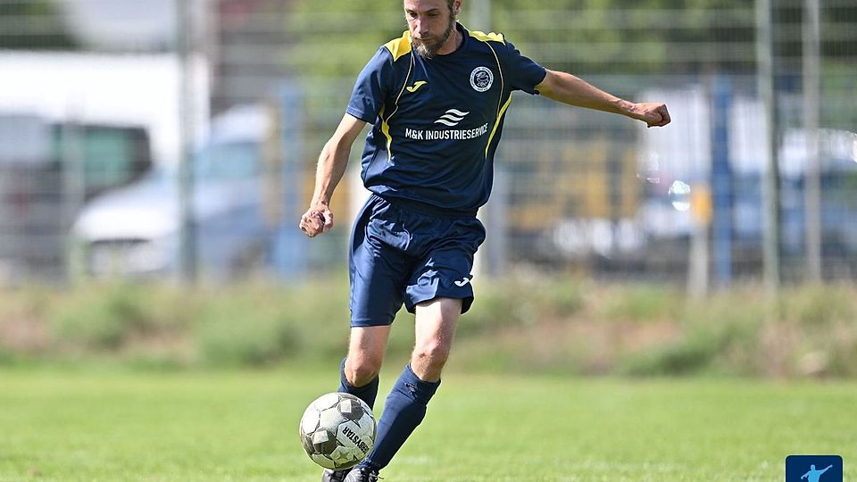 Ein Spieler des SV Schwanheim am Ball.