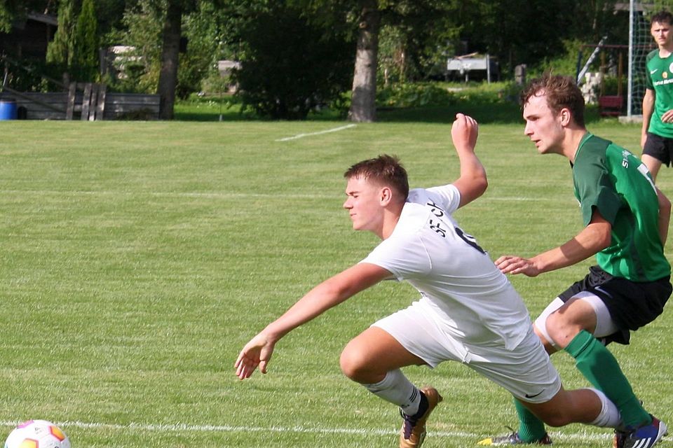 Der Heilbrunner Franz Schnitzlbaumer (grünes Trikot) bremst Vincent Zander auf unsanfte Weise.