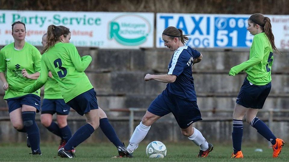 Theresa Benning (am Ball) vom TSV Höchst im Dribbling gegen die Ueberauer Abwehr.	Foto: Joaquim Ferreira