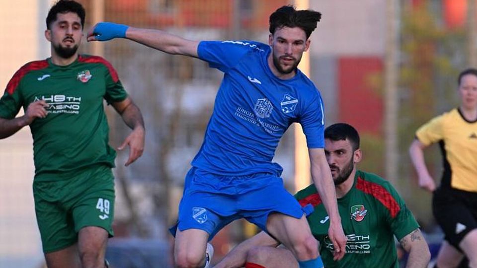 Gruppenliga-Meister VfB Ginsheim um Marvin Wiesenäcker (Mitte) will auch gegen den SV Fürth ans Limit gehen.