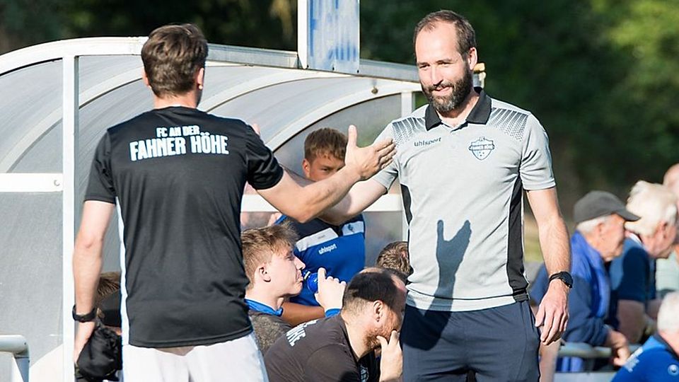 Handshake zwischen Cheftrainer Tobias Busse (rechts) und seinem Co-Trainer Christian Heim (links). Für beide endet im Sommer die Zeit auf der Trainerbank des FC An der Fahner Höhe.