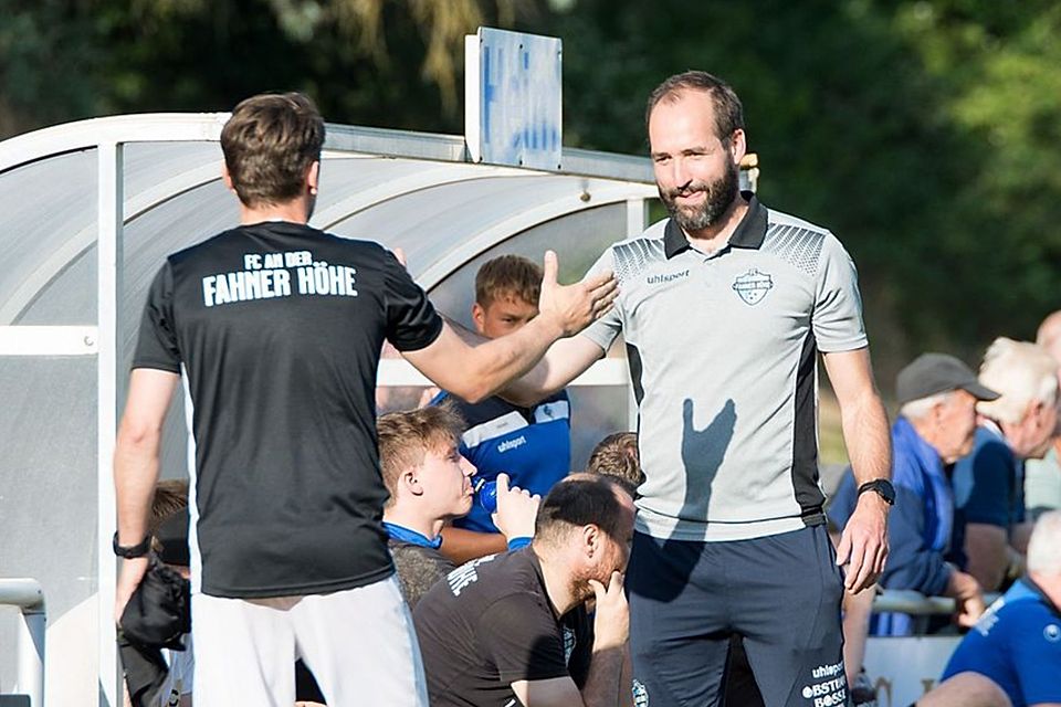 Handshake zwischen Cheftrainer Tobias Busse (rechts) und seinem Co-Trainer Christian Heim (links). Für beide endet im Sommer die Zeit auf der Trainerbank des FC An der Fahner Höhe.