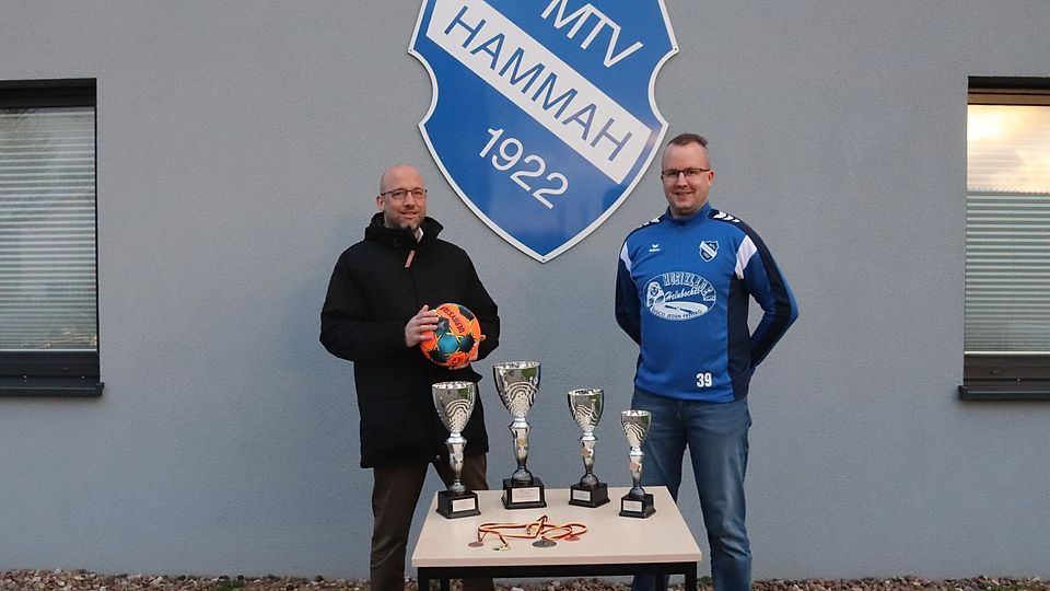 Sie freuen sich auf faire Spiele und ein lockeres Turnier mit viel Spaß: Claas Schmedtje vom TAGEBLATT, Geschäftsführer des Zeitungsverlags Krause, und Turnier-Organisator Michael Breuer.