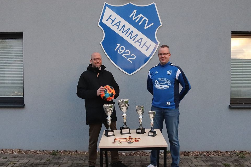 Sie freuen sich auf faire Spiele und ein lockeres Turnier mit viel Spaß: Claas Schmedtje vom TAGEBLATT, Geschäftsführer des Zeitungsverlags Krause, und Turnier-Organisator Michael Breuer.