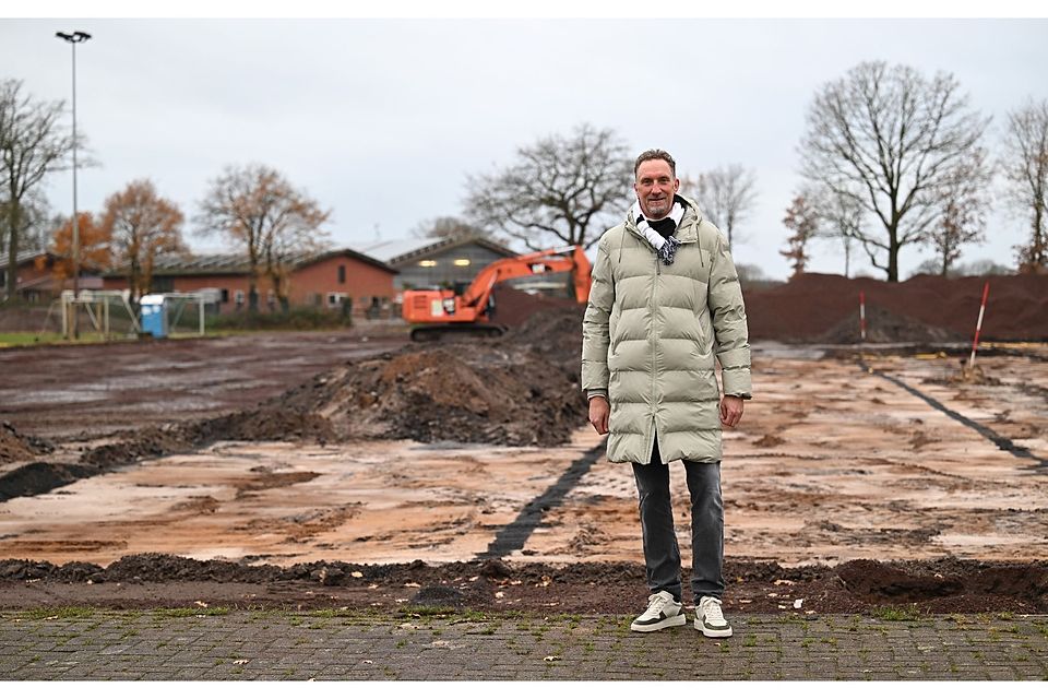 SCSV-Vorsitzender Thomas Sielker vor der Baustelle des neuen Kunstrasenplatzes.