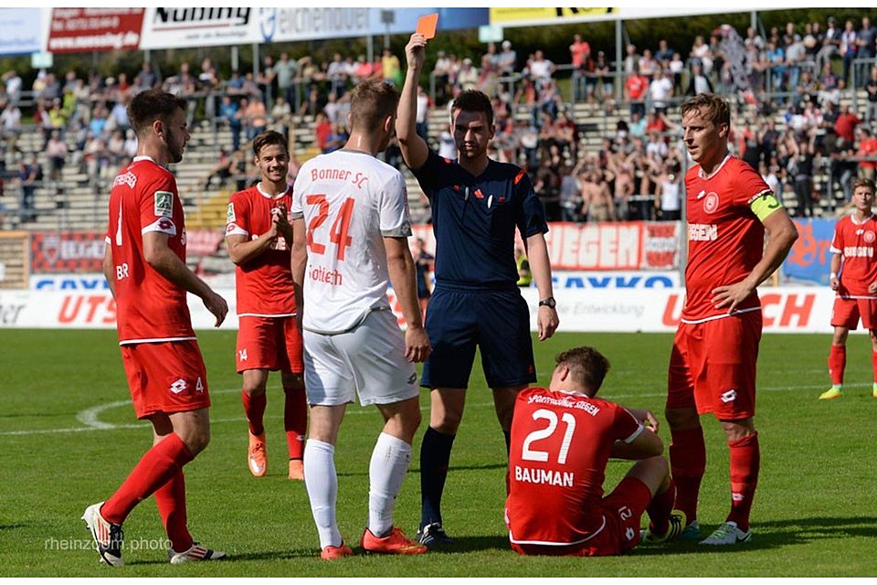 Eine Schlüsselszene: Joran Sobiech sieht von Schiedsrichter Brüggemann die Rote Karte. FOTOS (2): BORIS HEMPEL