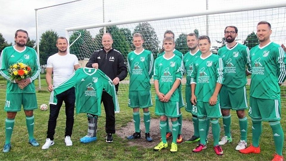 Die Männermannschaft des SV Grün Weiß Mestlin wurde von Malermeister Ron Schultze (2.v.l.) neu eingekleidet. migb