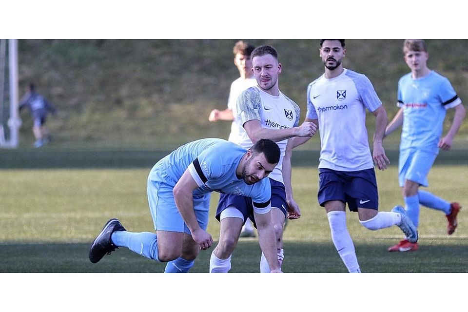 Felix Jost (hinten) wird ab Sommer spielender Co-Trainer bei der U23 des SC Waldgirmes. (Archivbild) © Lorenz Pietzsch