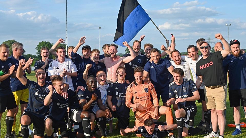 Die Mannschaft des FC Moosburg bejubelt den Aufstieg in die Kreisliga.