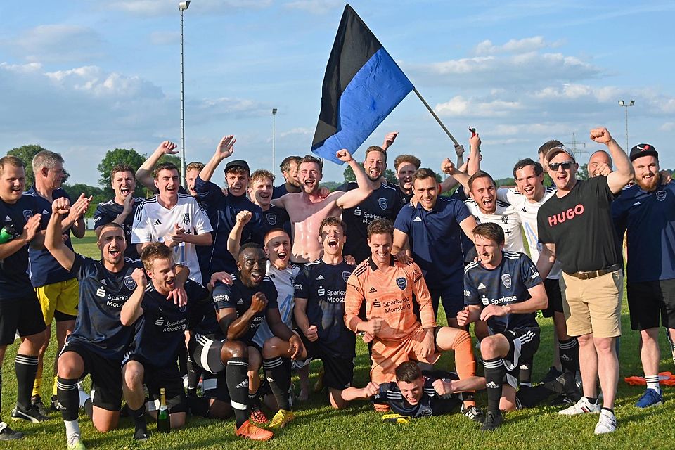 Die Mannschaft des FC Moosburg bejubelt den Aufstieg in die Kreisliga.