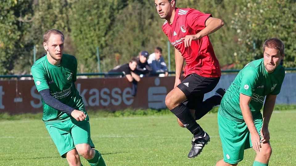 Überflieger der A-Klasse: Der FC Puchheim (in Rot) darf in der neuen Saison in der Kreisklasse starten.
