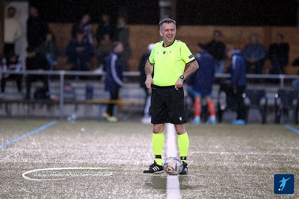 Retter des Abends: Kadir Bagdatli vom FC Bierstadt sprang kurzfristig als Referee beim Spiel Naurod-Kastel ein.
