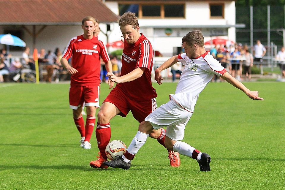 Neufras Fabian Brehm (links) versucht sich gegen Lukas Margreiter (re.) durchzusetzen. Foto: Karl-Heinz Bodon