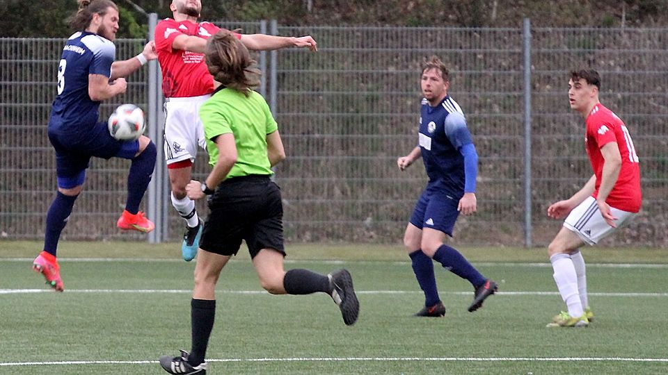 In der Hackenheimer Defensive hatten Julius Oertel (links) und seine Kollegen das Spiel meist im Griff.