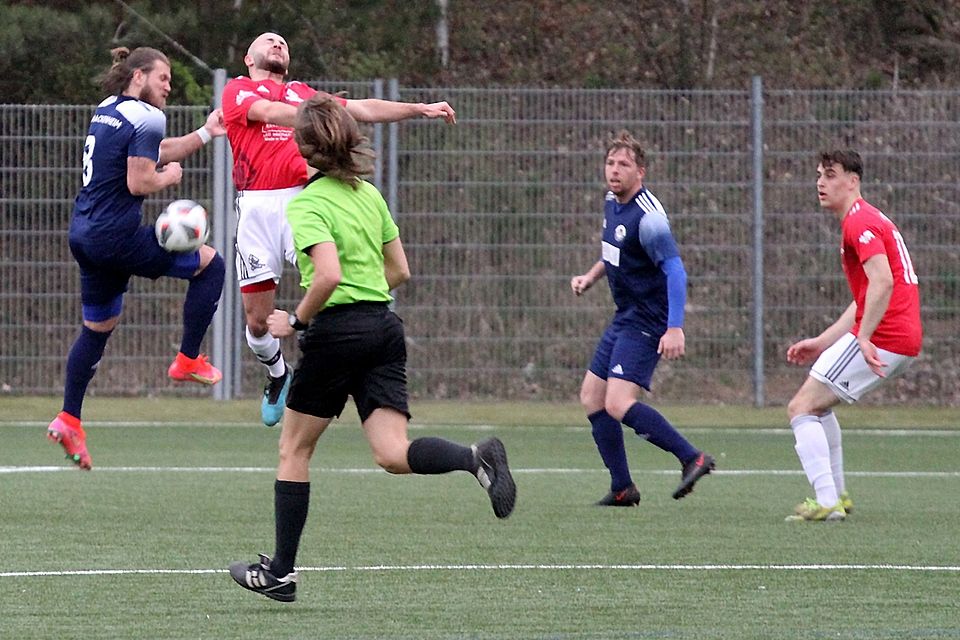 In der Hackenheimer Defensive hatten Julius Oertel (links) und seine Kollegen das Spiel meist im Griff. In der Hackenheimer Defensive hatten Julius Oertel (links) und seine Kollegen das Spiel meist im Griff.