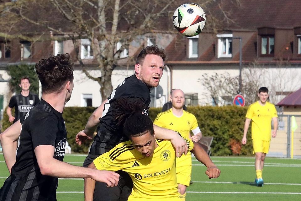 Szene mit Michael Stoßberger (rechts); Fußball, Bezirksliga SV Polling 2026