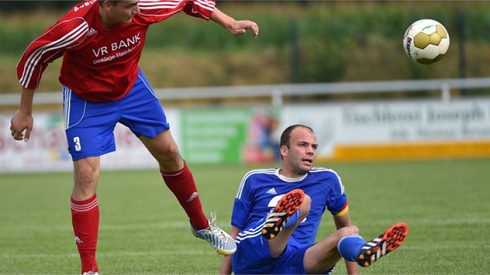 Keine Bruchlandung: Mit einem glücklichen Dreier im Gepäck verließ die Truppe von TuS-Kapitän Jan-Bernd Middendorf (in Blau) Langförden. Foto: Rolf Kamper