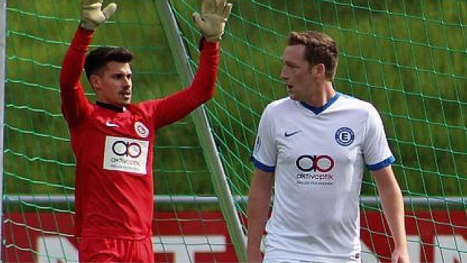 Kritische Blicke: SGE-Keeper Mark Becker und der eingewechselte Michael Gilles waren in Fußgönheim nicht begeistert, F: Schlitz