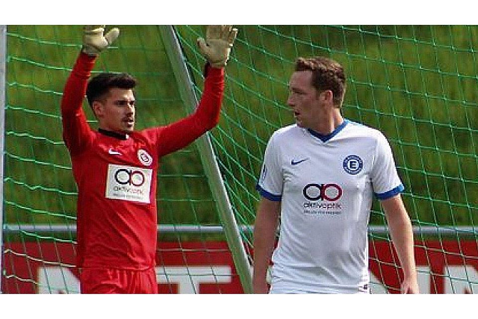 Kritische Blicke: SGE-Keeper Mark Becker und der eingewechselte Michael Gilles waren in Fußgönheim nicht begeistert, F: Schlitz Kritische Blicke: SGE-Keeper Mark Becker und der eingewechselte Michael Gilles waren in Fußgönheim nicht begeistert, F: Schlitz