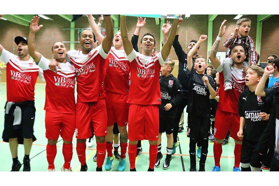 Teil eins des Wunders ist vollbracht: die Futsaler des SSV Jah 1889 um ihren Spielertrainer Lucas Kruel (rot, ganz re.) stehen im Finale der Deutschen Meisterschaft. F: Würthele