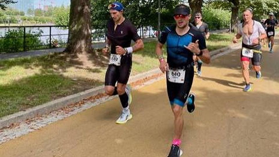 Überwältigendes Erlebnis: Stefan Willibald (li.) und Jonas Brändli (re.) kommen beim Triathlon in Frankfurt dem Ziel immer näher.
