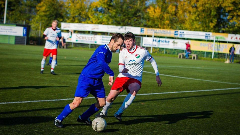 Derbysieger: Der SC Borchen III um Felix Jancker (blau) hat nun nur noch zwei Punkte Rückstand auf den FC Dahl/Dörenhagen II (weiß).