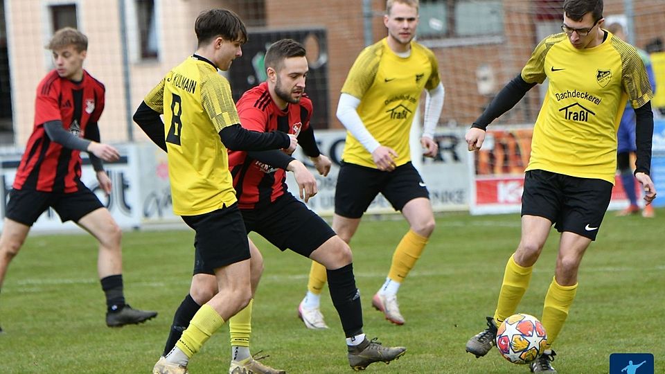 Bis in die Schlußphase hinein in Front, ließ sich der SC Eschenbach (in Rot-Schwarz) noch vom SV Kulmain (in Gelb-Schwarz) die im Abstiegskampf so wichtigen Punkte entreissen.