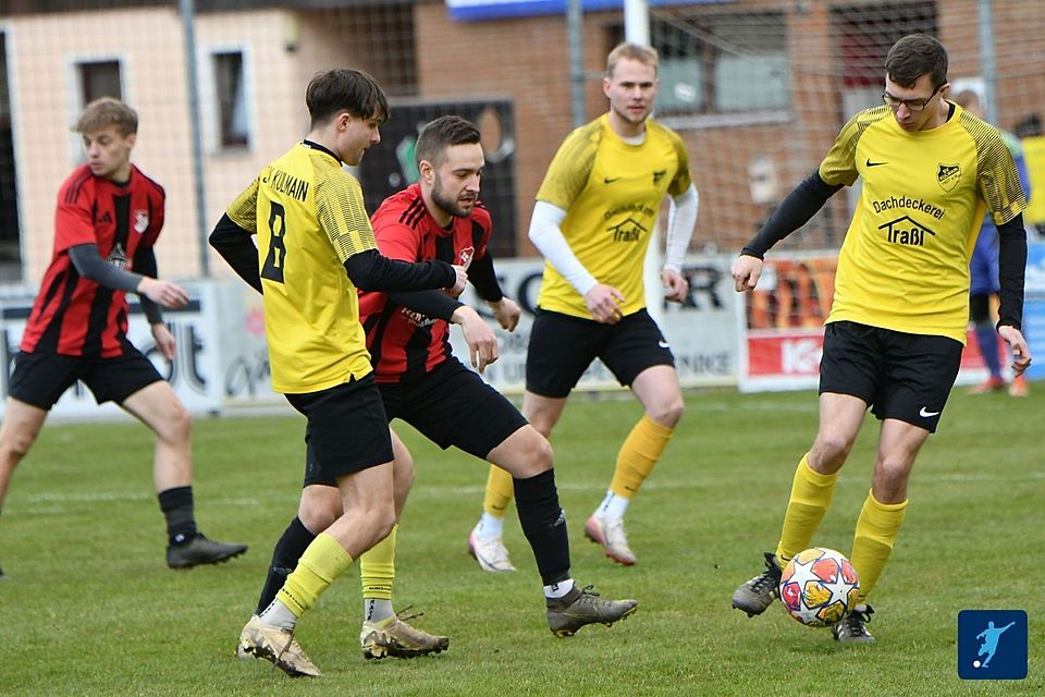 Bis in die Schlußphase hinein in Front, ließ sich der SC Eschenbach (in Rot-Schwarz) noch vom SV Kulmain (in Gelb-Schwarz) die im Abstiegskampf so wichtigen Punkte entreissen.