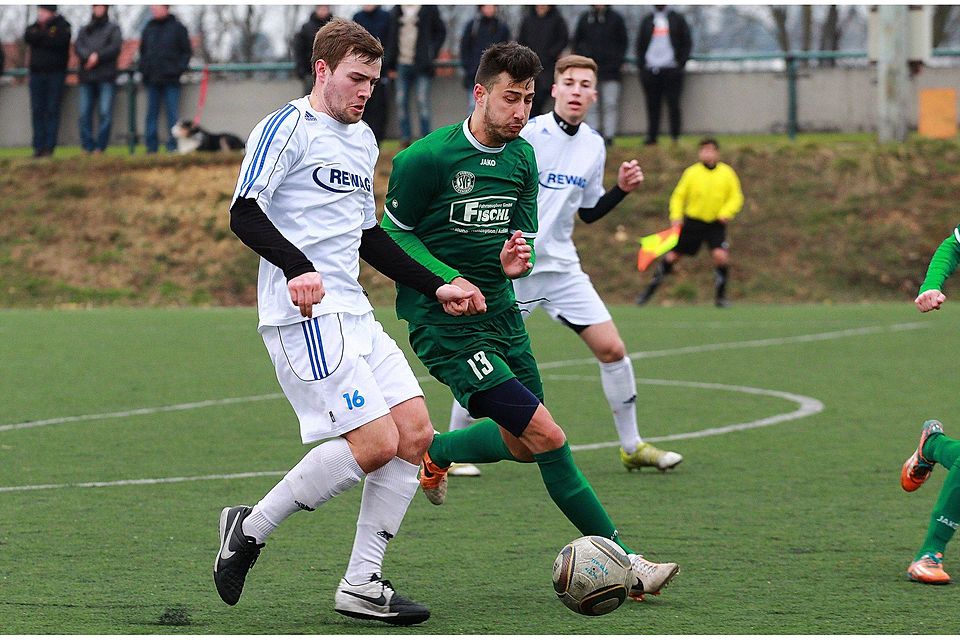 Sein Punktspiel-Debüt für die Fortuna Regensburg mit einem Tor gekrönt hat Ilija Juko (grün). F: Würthele