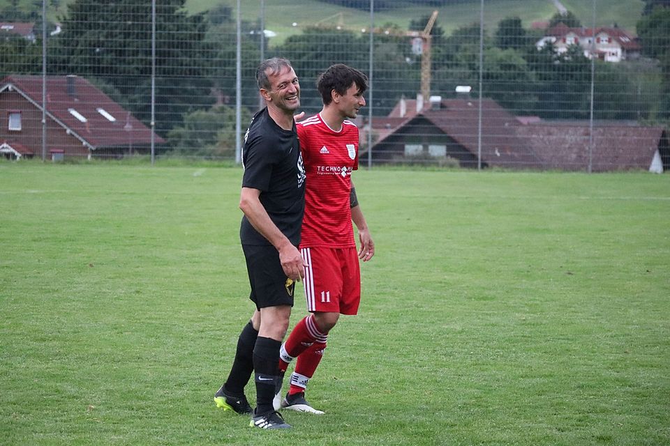 Tim Gückelhorn (l.) ist seit 21 Jahren Jugendtrainer beim SV Frickenhofen.