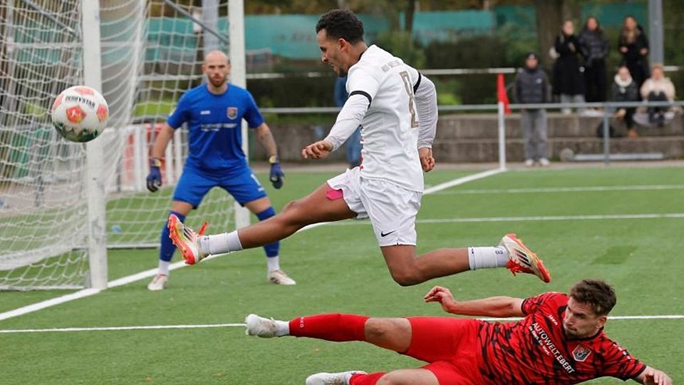 Übersteiger: RW Darmstadt (oben Achraf Amazirh) kam in der Fußball-Verbandsliga zu einem 3:3 gegen den SV Unter-Flockenbach (unten Jan Bundschuh).	Foto: Peter Henrich