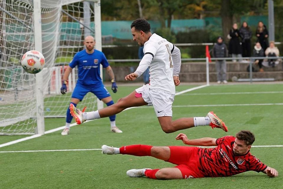 Übersteiger: RW Darmstadt (oben Achraf Amazirh) kam in der Fußball-Verbandsliga zu einem 3:3 gegen den SV Unter-Flockenbach (unten Jan Bundschuh).	Foto: Peter Henrich
