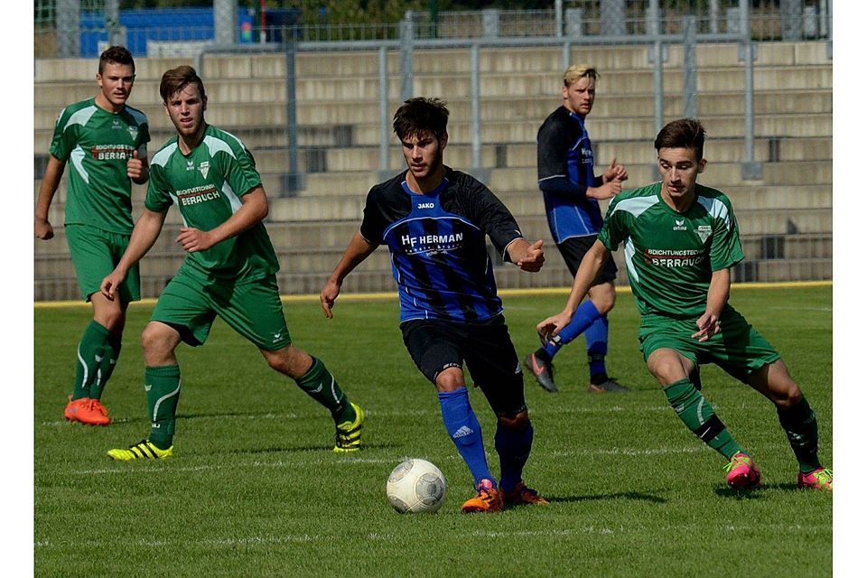 Die U19 der SpVgg SV Weiden (in schwarz-blau) musste sich am Wochenende einem bärenstarken FC Ismaning mit 0:2 beugen.  F: Werner Franken