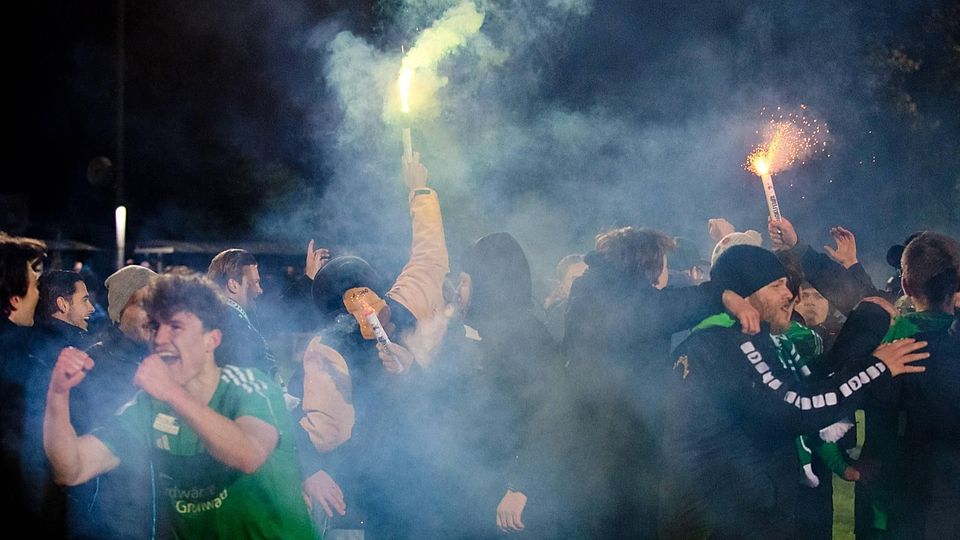 Feuerwerk der Emotionen: Spieler und Fans feiern Meister TSV Grünwald.