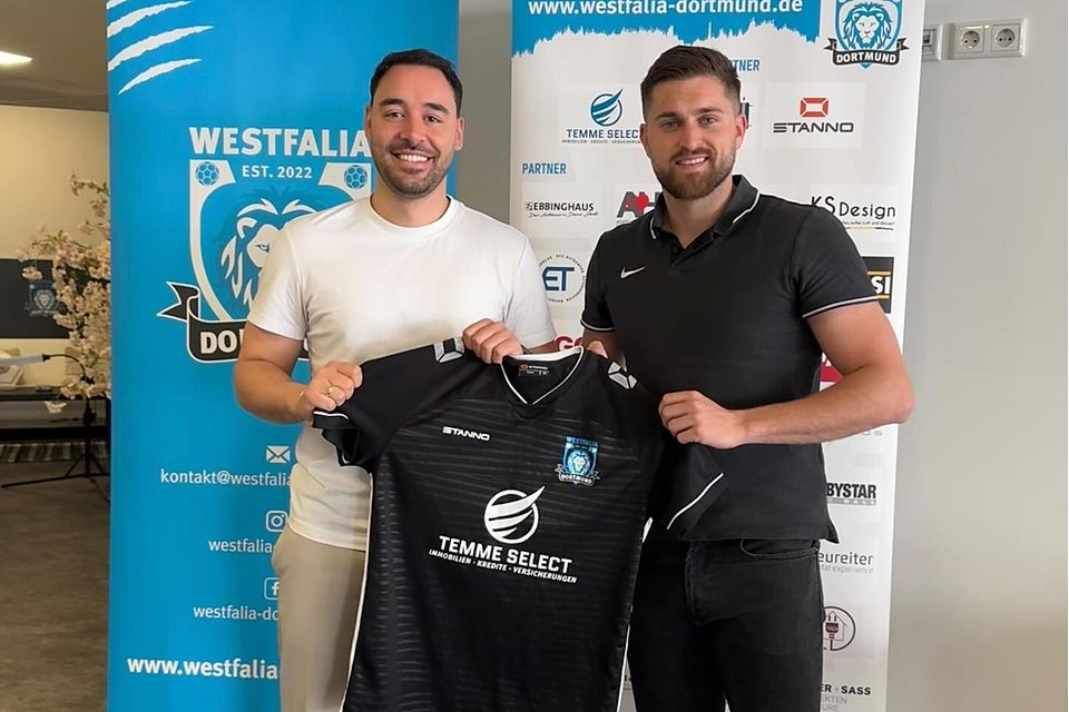 Westfalia Dortmunds Präsident Maurice Temme mit Neuzugang Andreas Spais (l.).