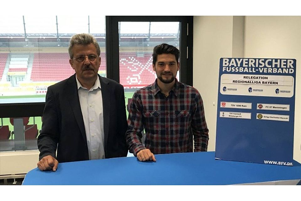 Verbandsspielleiter Josef Janker (li.) und Losfee Oliver Hein haben am Mittwochmorgen die Relegationspartien zur Regionalliga ausgelost. F.:FuPa