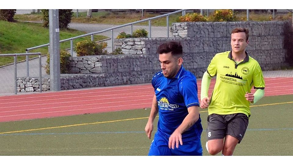 Luca Calla (links) strebt mit dem FC Neu-Anspach im Freitagsspiel gegen den FC Karben einen weiteren Sieg an, um den Kontakt zur Tabellenspitze der Gruppenliga West zu halten. Foto: jf 