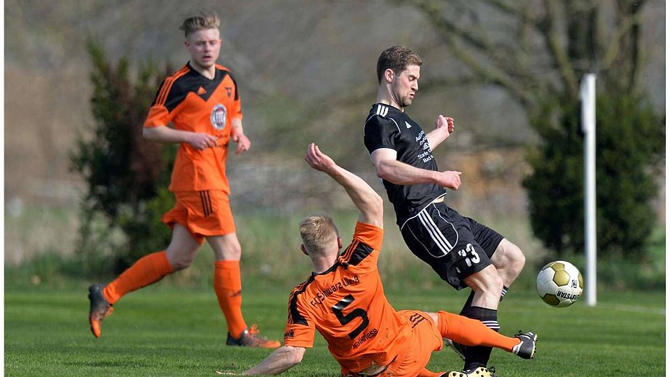 Am kämpferischen Einsatz der Kalkrieser hat es am Sonntag gegen den TV Bohmte über weite Strecken nicht gefehlt. Hier wirft sich Jan Placke (5) Bohmtes Sebastian Warhus in den Weg.  Foto: Rolf Kamper